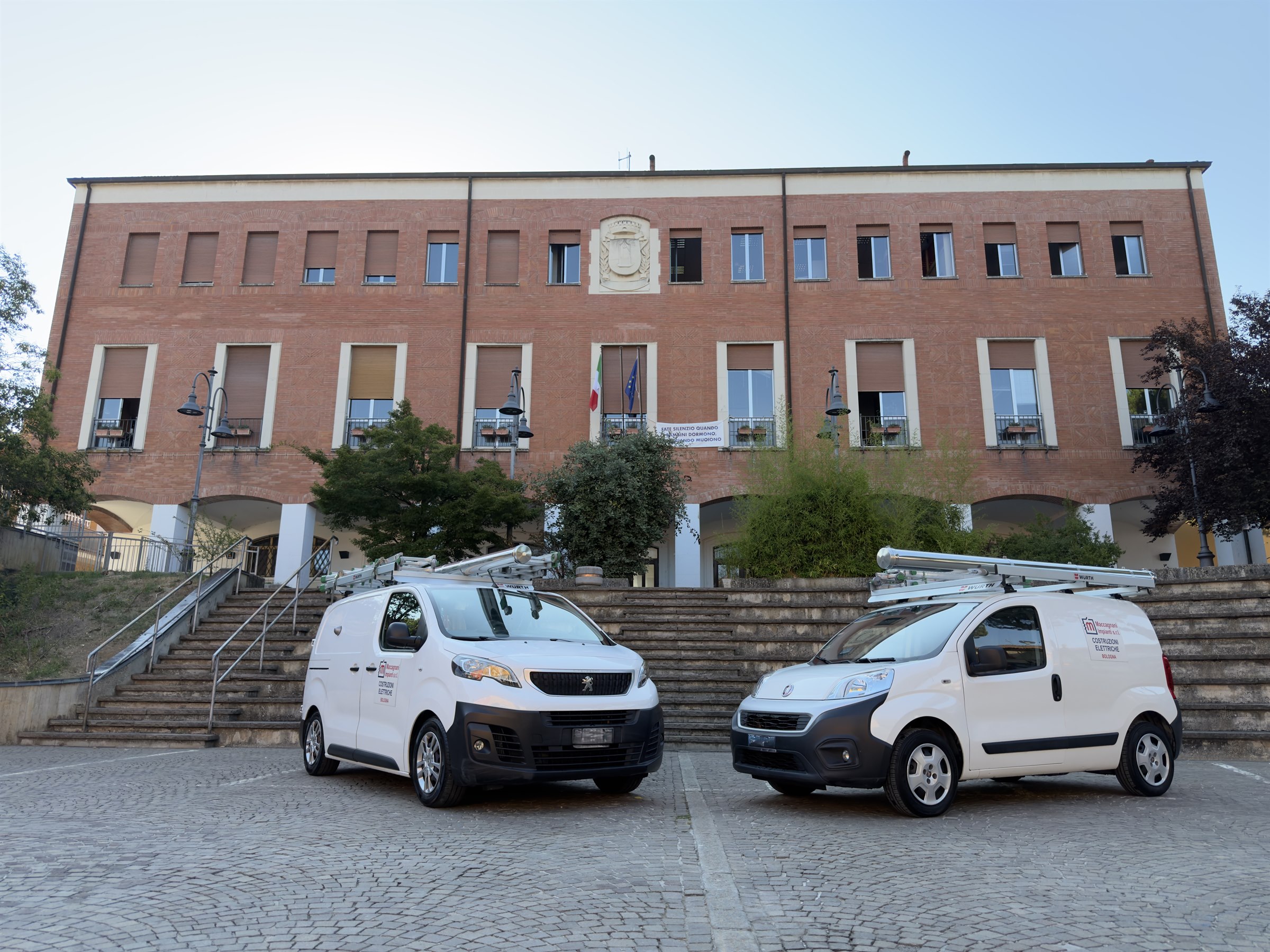 Furgoni aziendali Maccagnani Impianti davanti alla sede